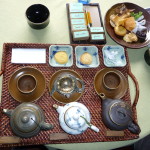 Vietnamesischer Tee und Gebäck in schönem Cafe in Hoi An