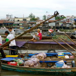 Händler verkaufen ihre Produkte auf dem Schwimmenden Markt im Mekong Delta, Vietnam