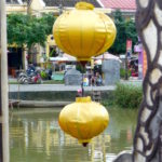 Gelbe Lampions, Fluss und Strassenszene in Hoi An, Vietnam