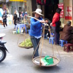 Strassenszene Hanoi - Frau trägt Lebensmittel