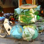 Moped mit sehr viel Gepäck - Strassenszene in Hanoi, Vietnam