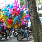 Viele bunte Luftballons auf Moped - Strassenszene in Ho Chi Minh City, Vietnam