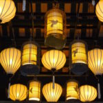 Gelbe Lampions hängen an Decke in Restaurant in Hoi An, Vietnam