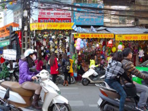 Themenstrasse in Hanoi - viele Stände mit bunten Dingen
