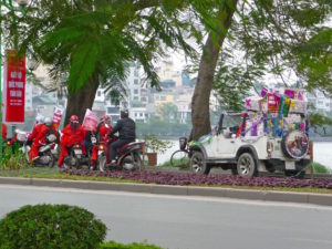 Weihnachtszeit in Hanoi - Weihnachtsmänner mit Geschenken auf Mopeds