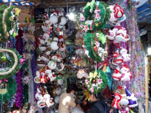 Weihnachtszeit in Hanoi in Themenstrasse mit bunten Dekoartikeln zu Weihnachten