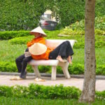 Zwei Vietnamesinnen machen Siesta in einem Park in Hanoi, Vietnam